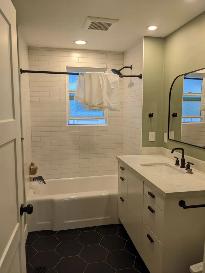 Remodelación de baño por Designs to Reality SLC en el área de Salt Lake City