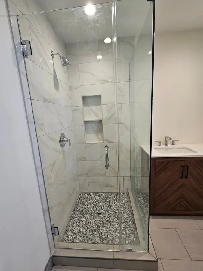 Remodelación de baño por Designs to Reality SLC en el área de Salt Lake City