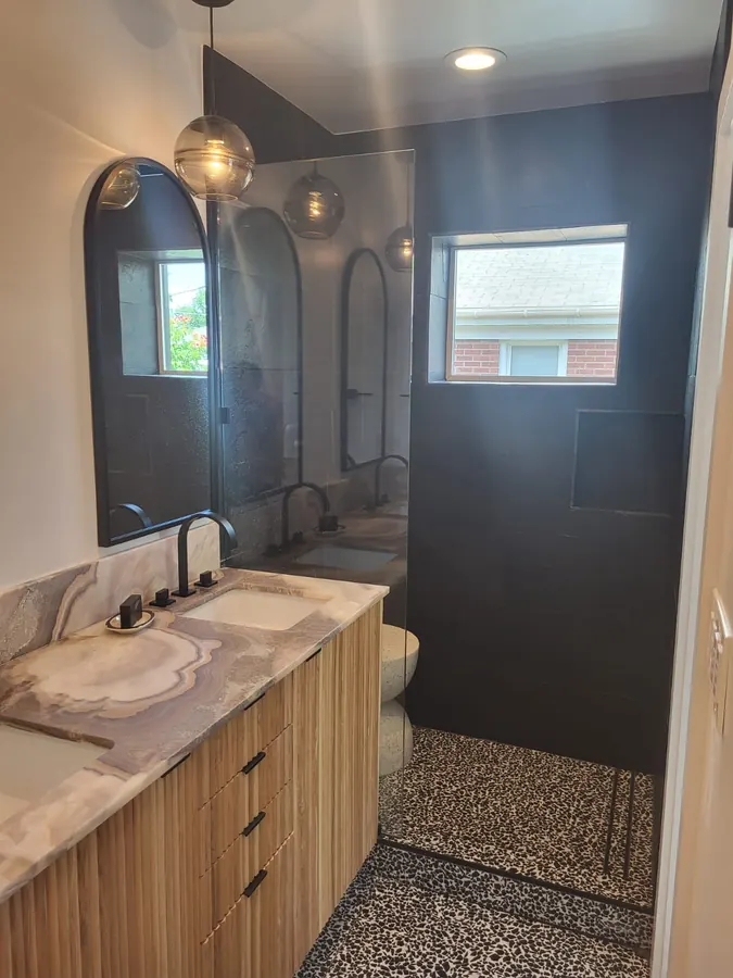 Remodelación de baño por Designs to Reality SLC en el área de Salt Lake City