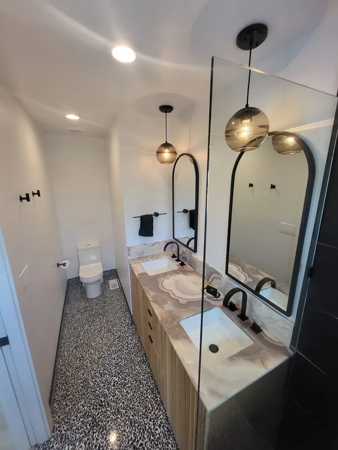 Remodelación de baño por Designs to Reality SLC en el área de Salt Lake City