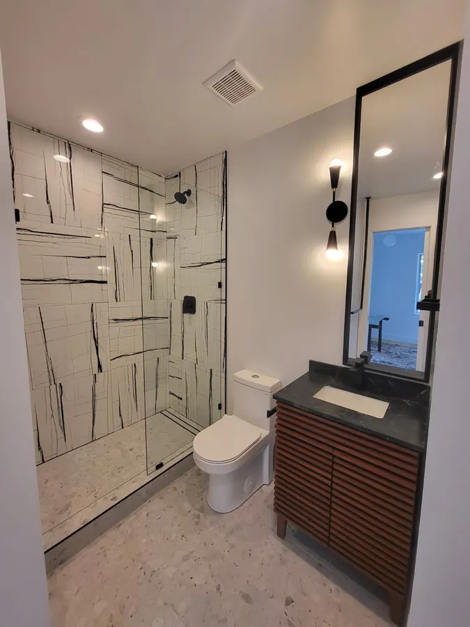 Remodelación de baño por Designs to Reality SLC en el área de Salt Lake City