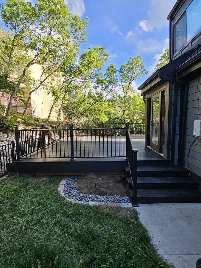 Terraza y exteriores por Designs to Reality SLC en el área de Salt Lake City