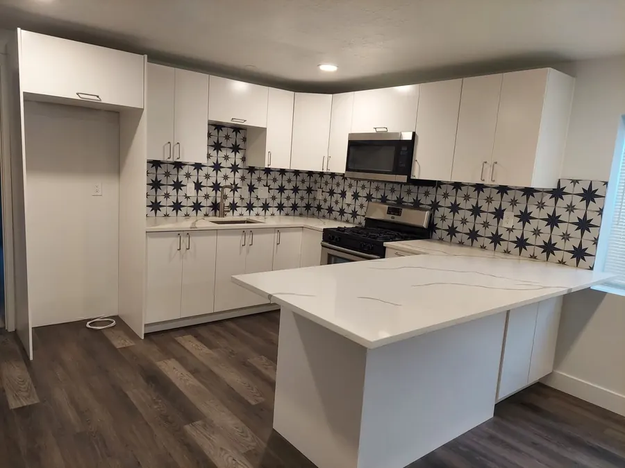 Remodelación de cocina por Designs to Reality SLC en el área de Salt Lake City
