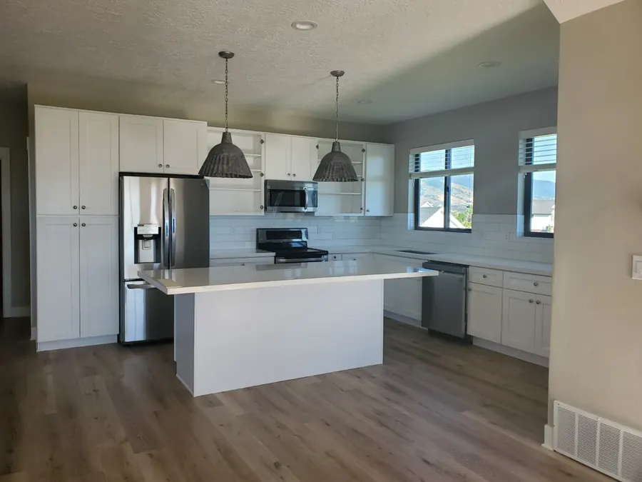 Remodelación de cocina por Designs to Reality SLC en el área de Salt Lake City