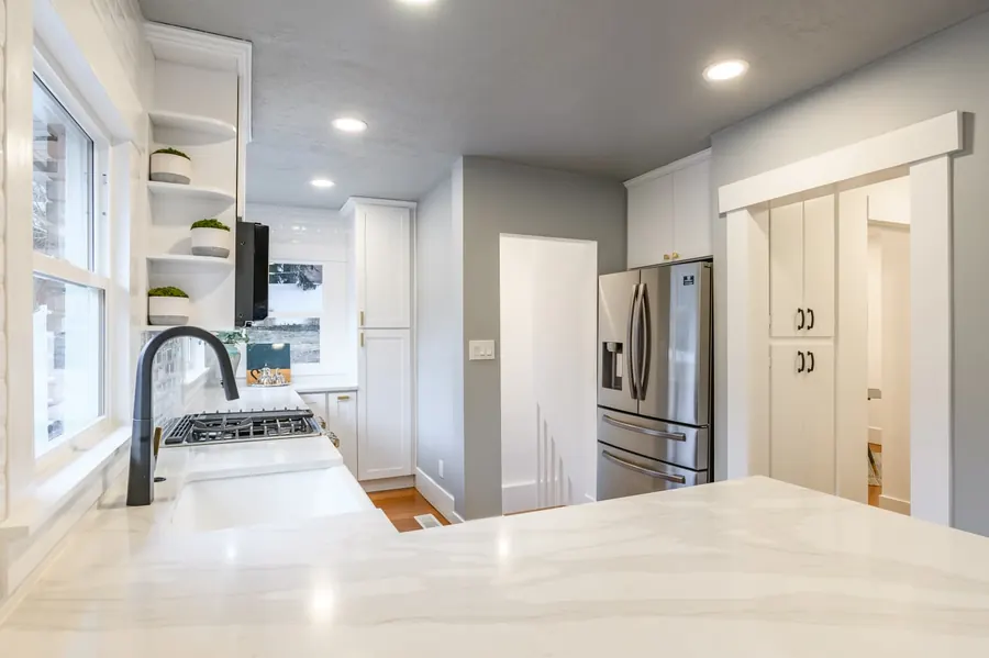 Remodelación de cocina por Designs to Reality SLC en el área de Salt Lake City