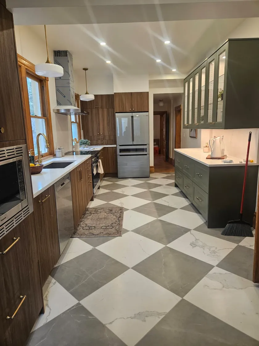 Remodelación de cocina con piso de mármol a cuadros por Designs to Reality SLC en Salt Lake City