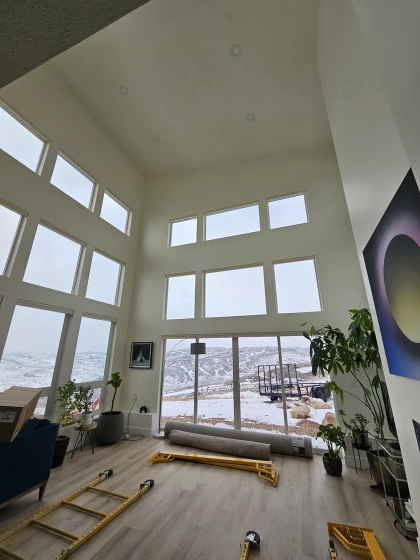 Sala con techo alto y ventanales construida cerca de Salt Lake City